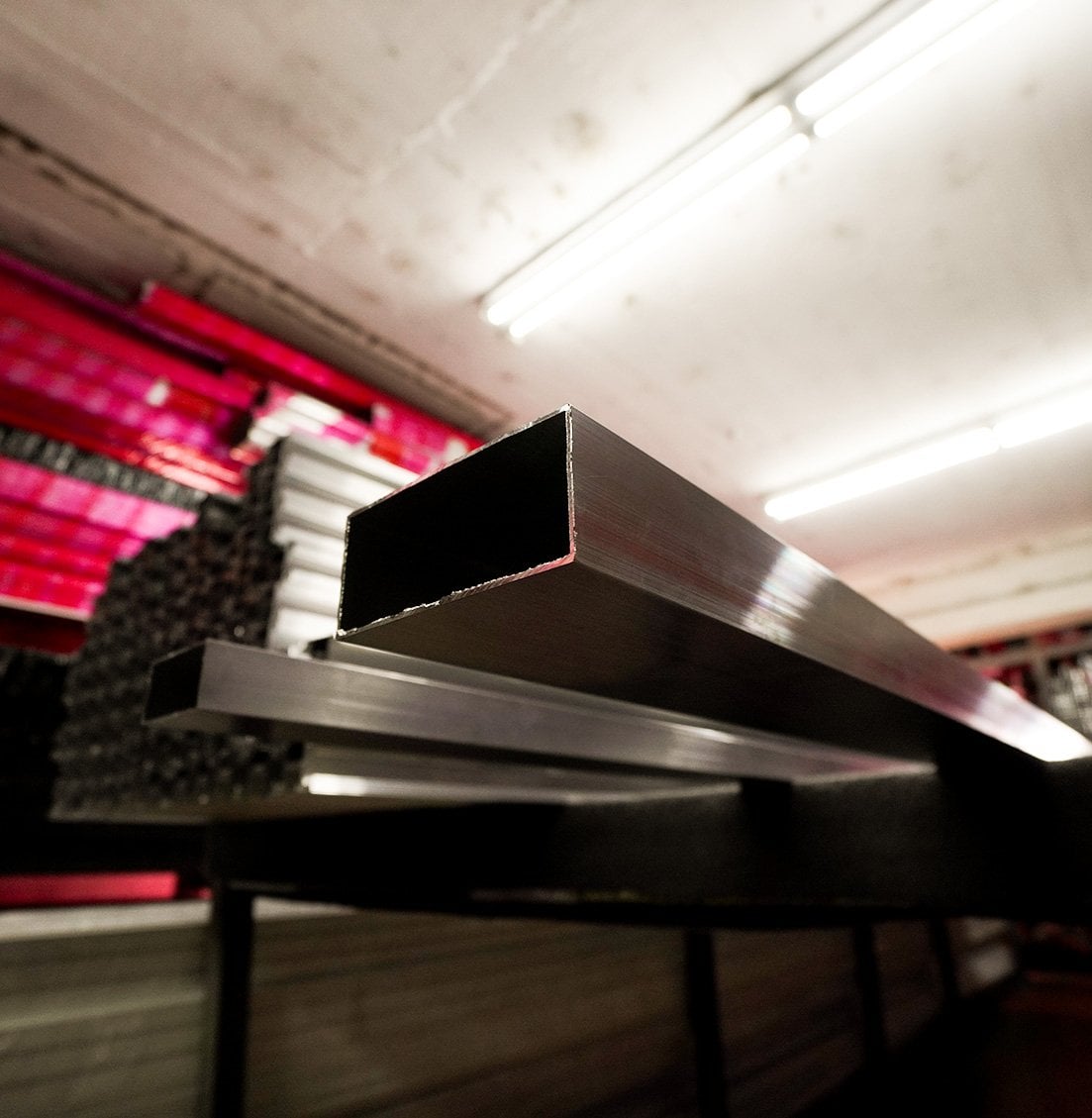 Perfiles de aluminio extruido en la bodega de la planta.