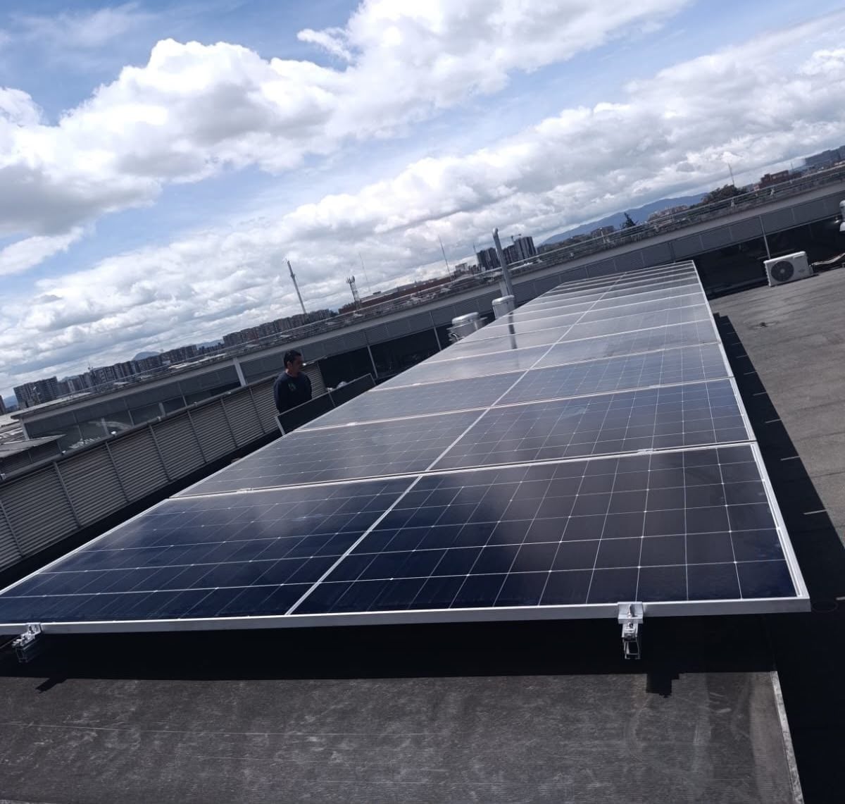 Paneles solares instalados sobre una cubierta industrial.
