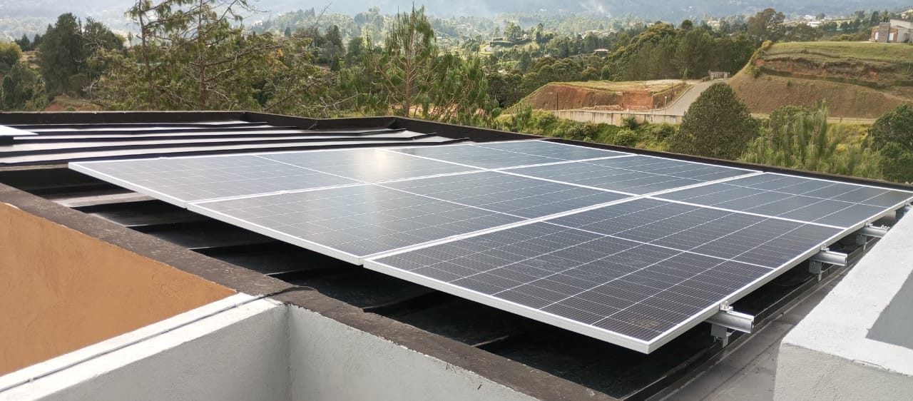 Fila de paneles solares sobre una losa de concreto.