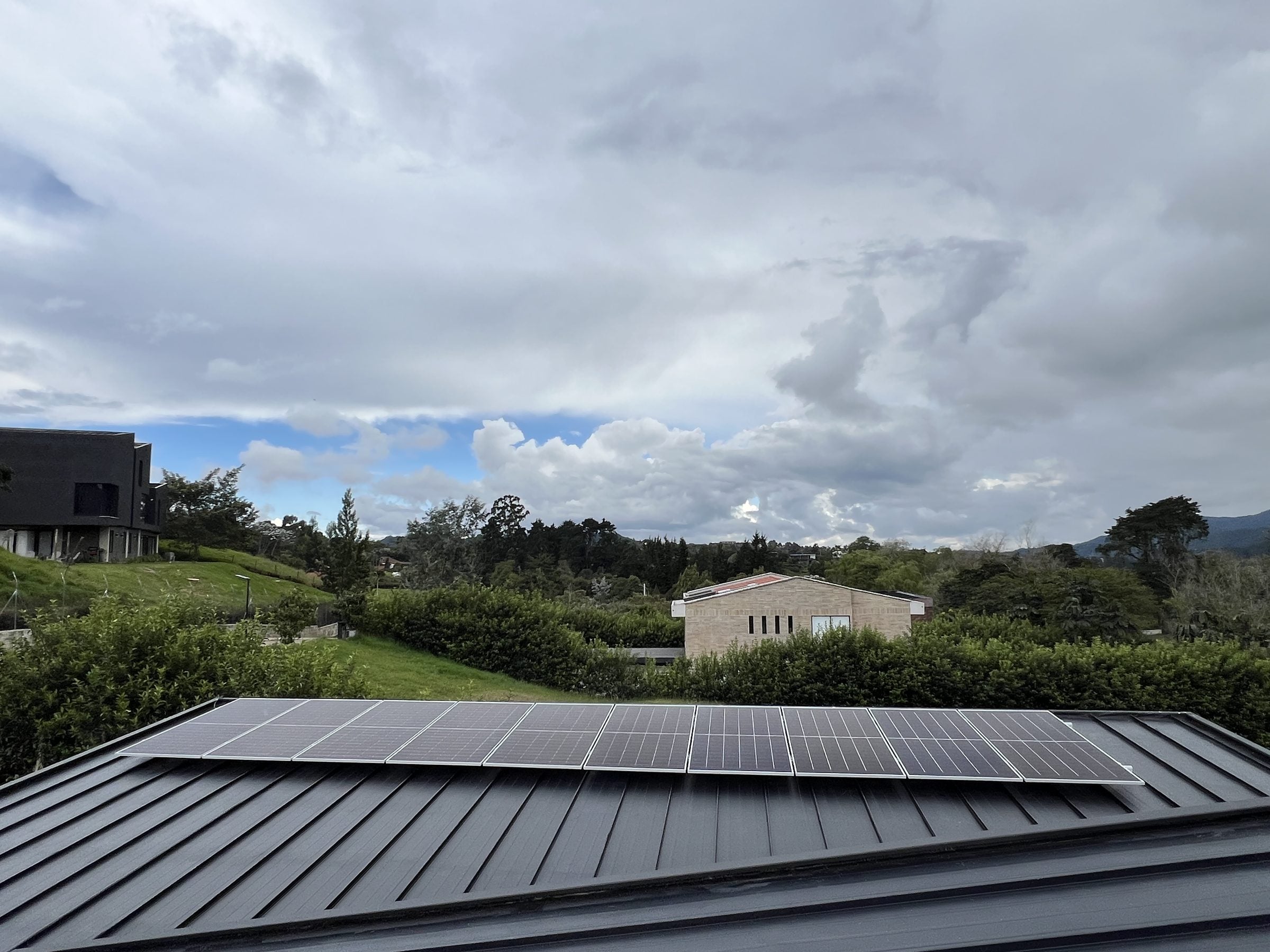 Paneles solares sobre una cubierta metálica de teja grafada.