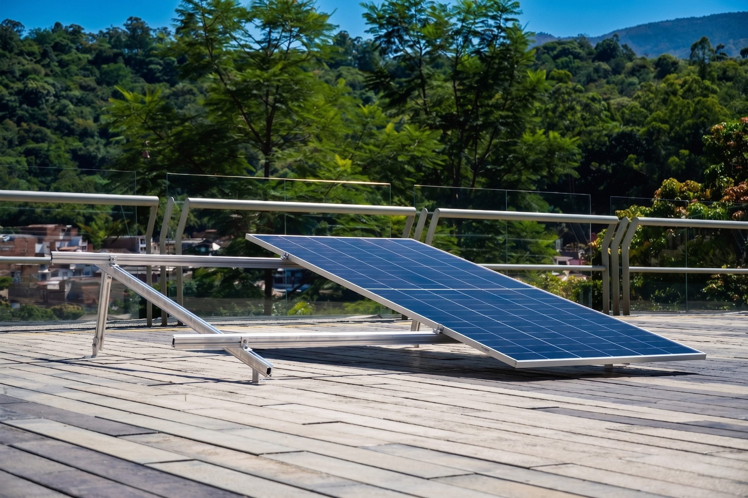 Panel solar inclinado sobre una estructura de aluminio en una terraza de madera.