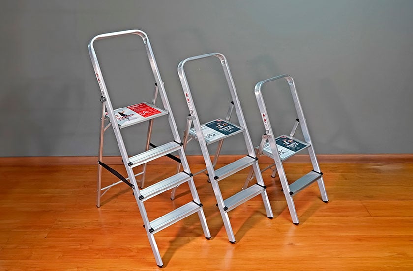 Tres escaleras de aluminio Arcoli de diferentes alturas.