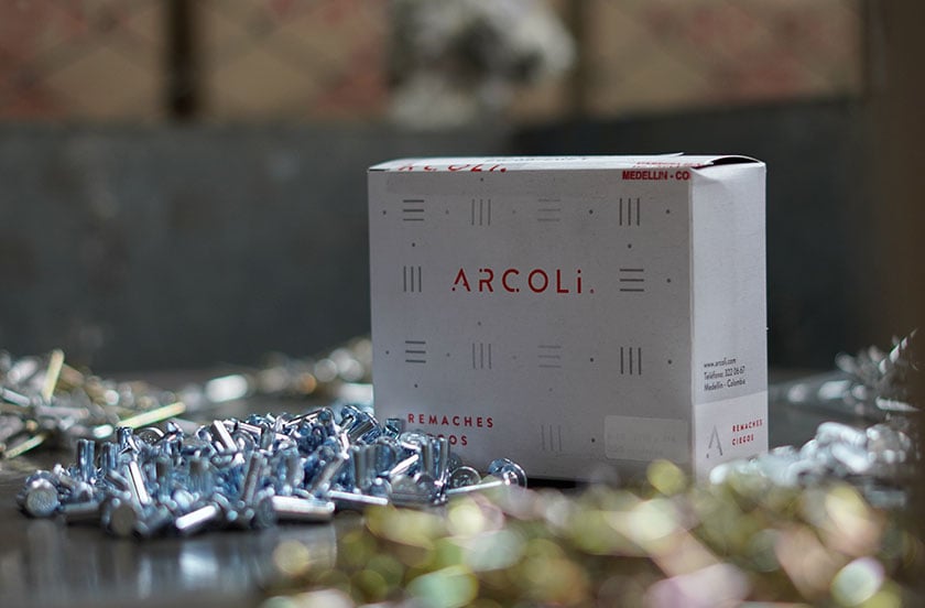 Caja de remaches Arcoli junto a remaches de aluminio y acero.