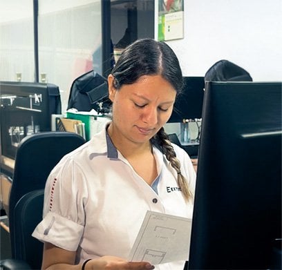 Diseñadora de Arcoli revisando un plano técnico