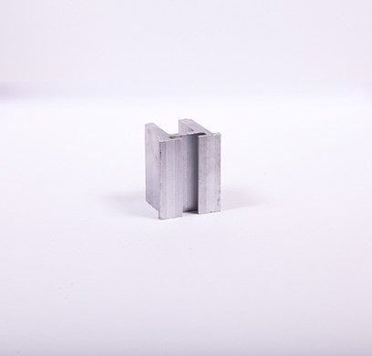 Muestra de un perfil de aluminio sobre fondo blanco