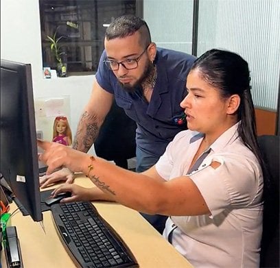 Dos personas del equipo de diseño trabajando en un computador
