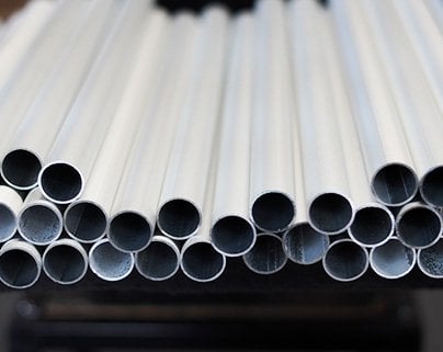 Tubos de aluminio extruido apilados.