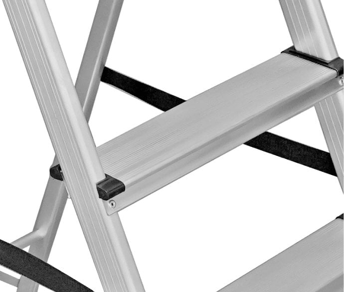 Detalle del peldaño antideslizante de la escalera de aluminio Arcoli.