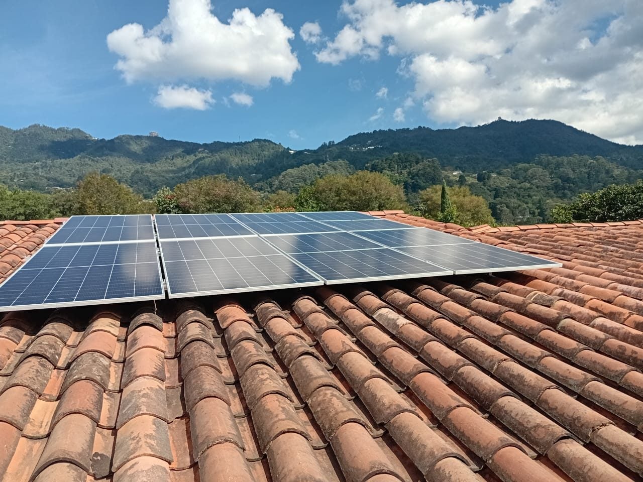 Paneles solares sobre estructura Arcoli en un techo de teja de barro.